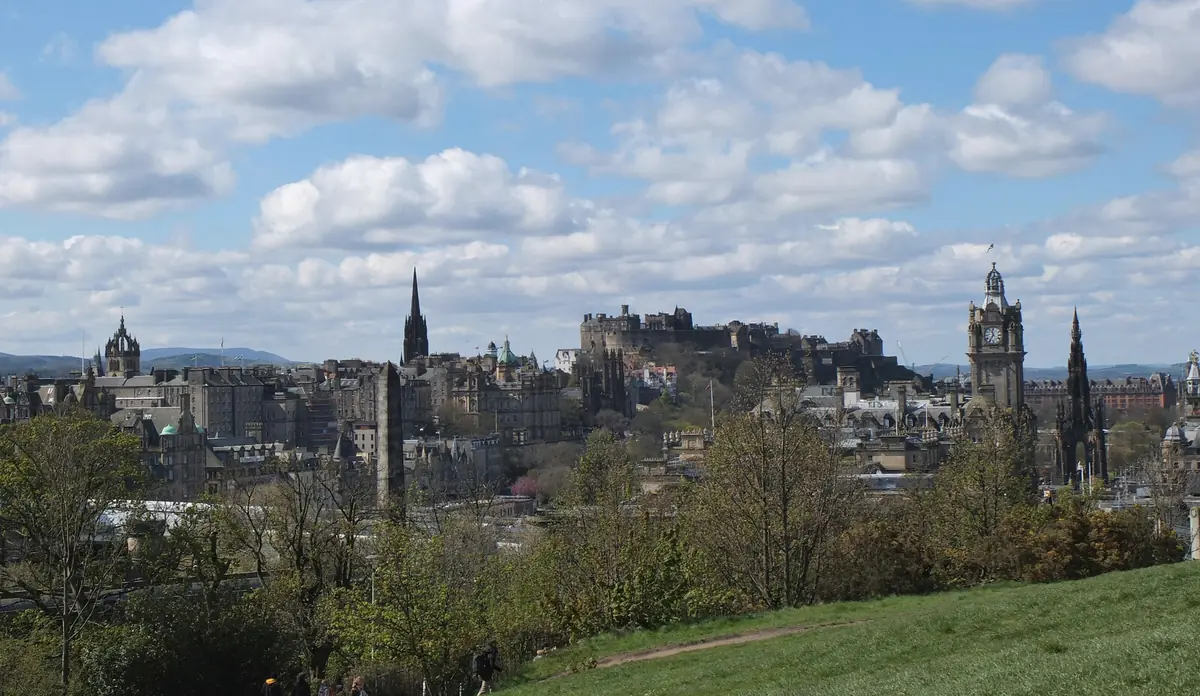 Lo skyline di Edimburgo con il castello e le guglie della città vecchia