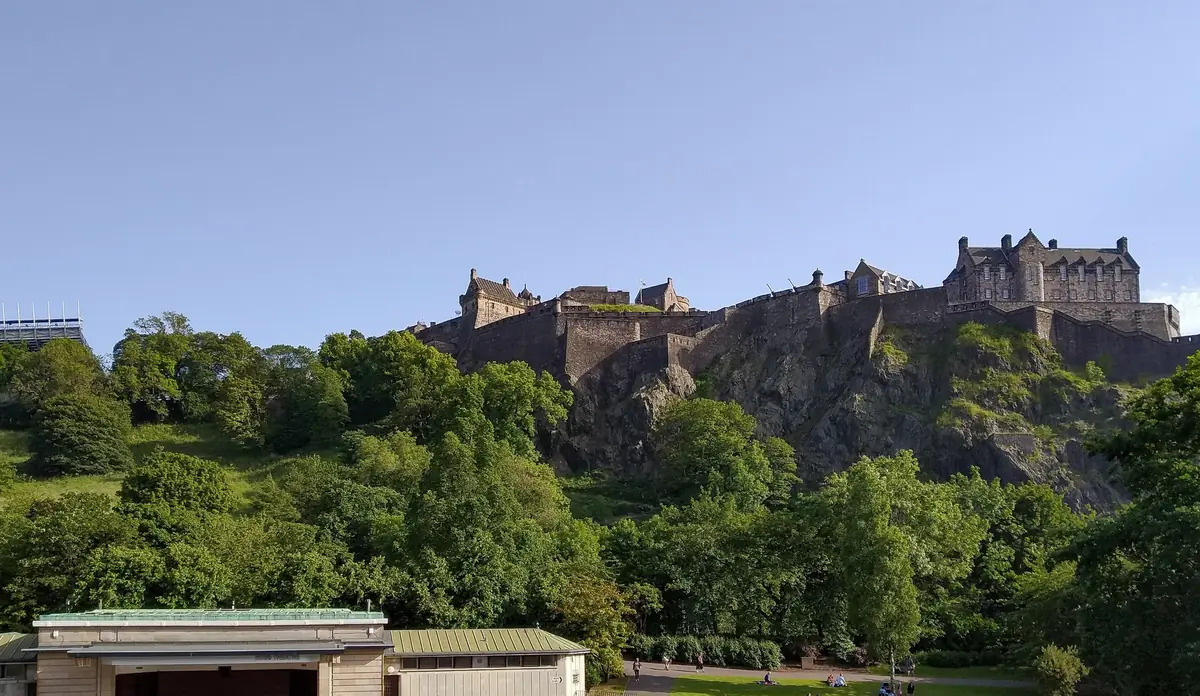 Il Castello di Edimburgo che domina i giardini di Princes Street