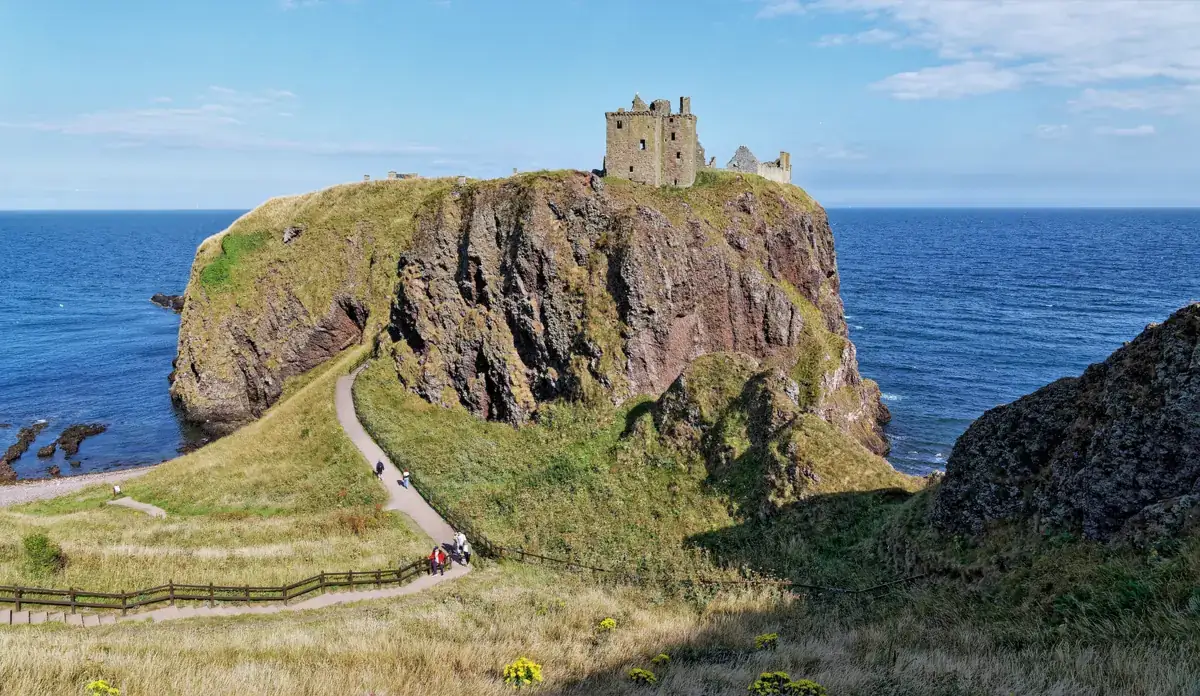 Le rovine del Castello di Dunnottar su uno strapiombo a picco sul mare