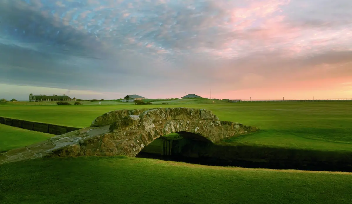 Lo Swilcan Bridge sul campo da golf dell'Old Course di St Andrews al tramonto