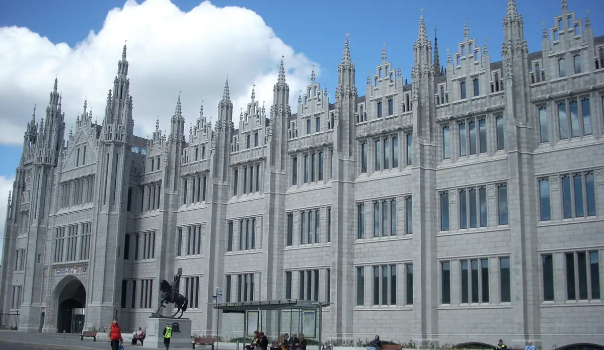La facciata in granito del Marischal College di Aberdeen