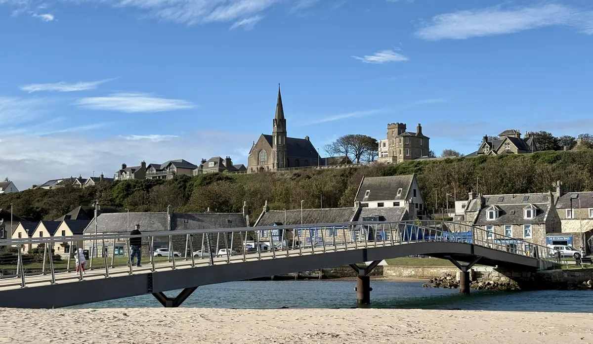 Il ponte sulla spiaggia di Lossiemouth, sull'estuario del fiume Lossie