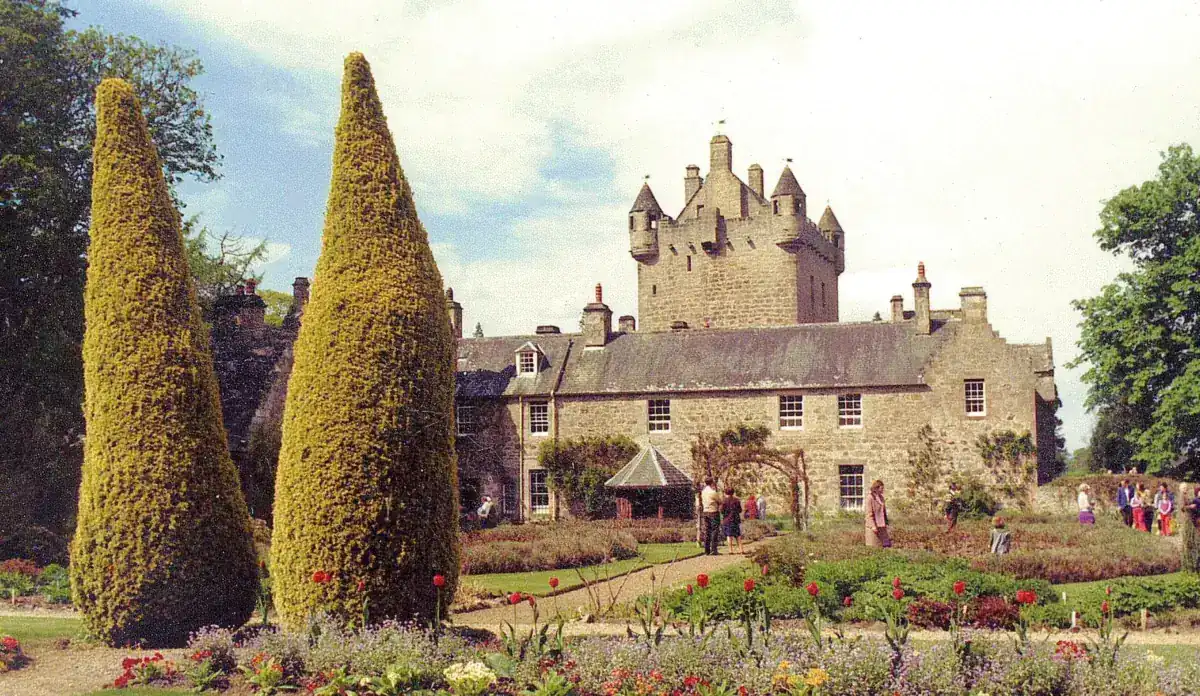 Il Castello di Cawdor dai suoi giardini
