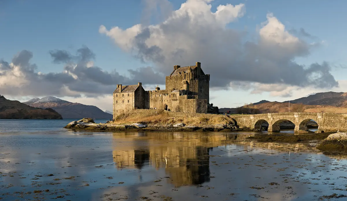 Il castello di Eilean Donan sul suo isolotto, con il ponte pedonale in pietra