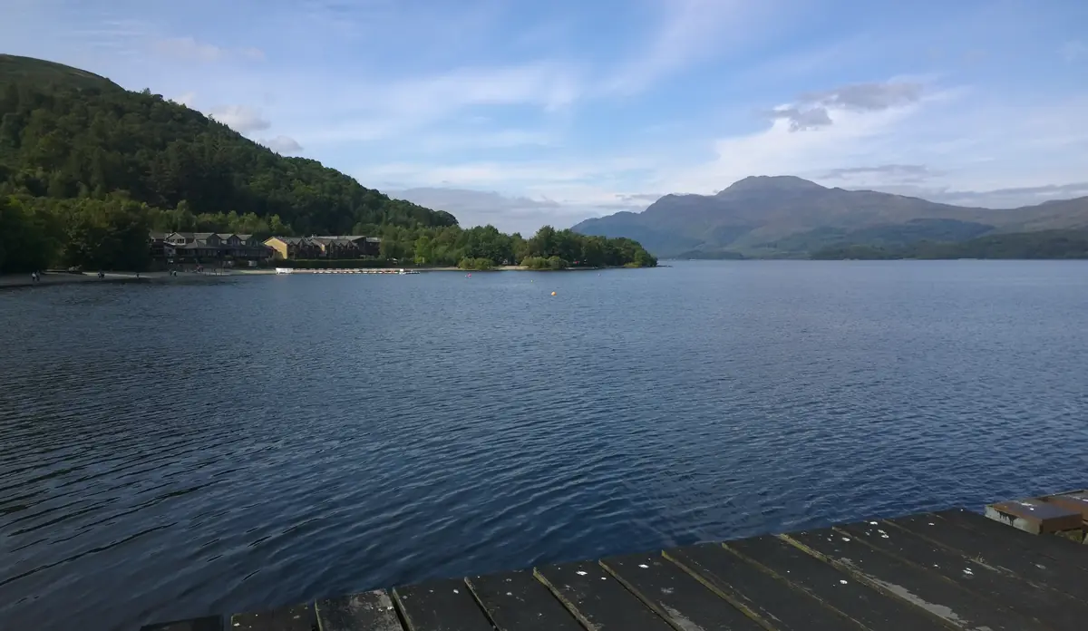 Le acque di Loch Lomond e le colline sulla riva opposta