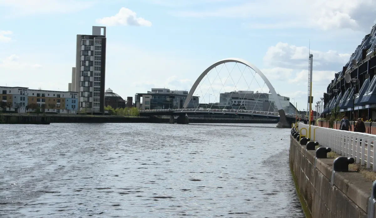 Il fiume Clyde a Glasgow con il ponte Clyde Arc